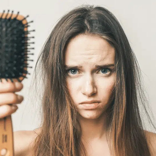 Haarausfall bei Frauen, Wann sollte man sich Sorgen machen und wie kann man Abhilfe schaffen