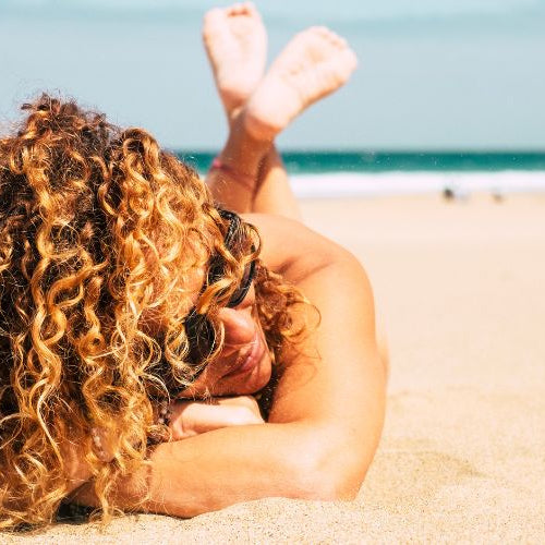 Wie man das Haar im Sommer mit natürlichen Produkten schützt