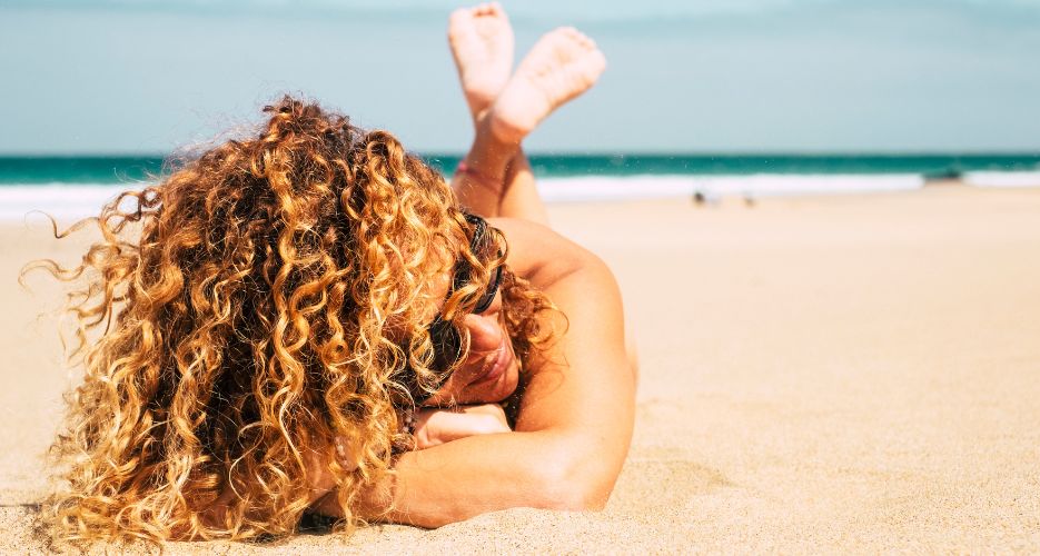 Wie man das Haar im Sommer mit natürlichen Produkten schützt