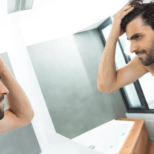 Haarausfall bei Männern im Alter von 20 Jahren? Ursachen und natürliche Heilmittel