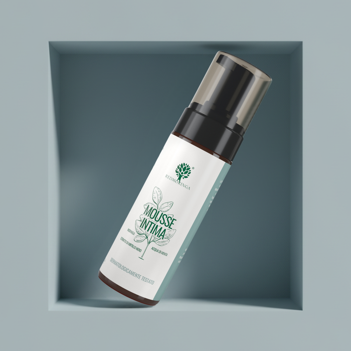 Mousse intima naturale e delicata RedMoringa, deterge con dolcezza rispettando il pH fisiologico e donando freschezza duratura.